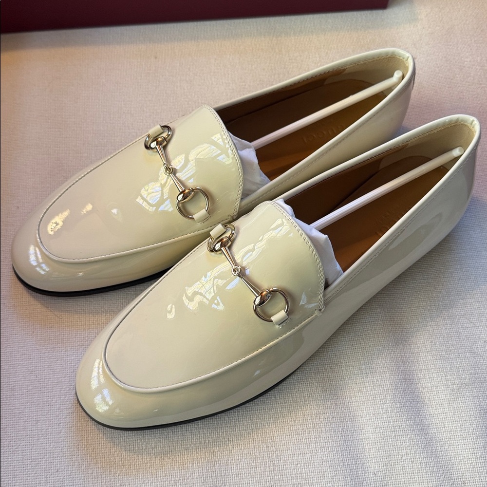 Gucci Ivory Loafers with Gold Detailing - Picture 4 of 4
